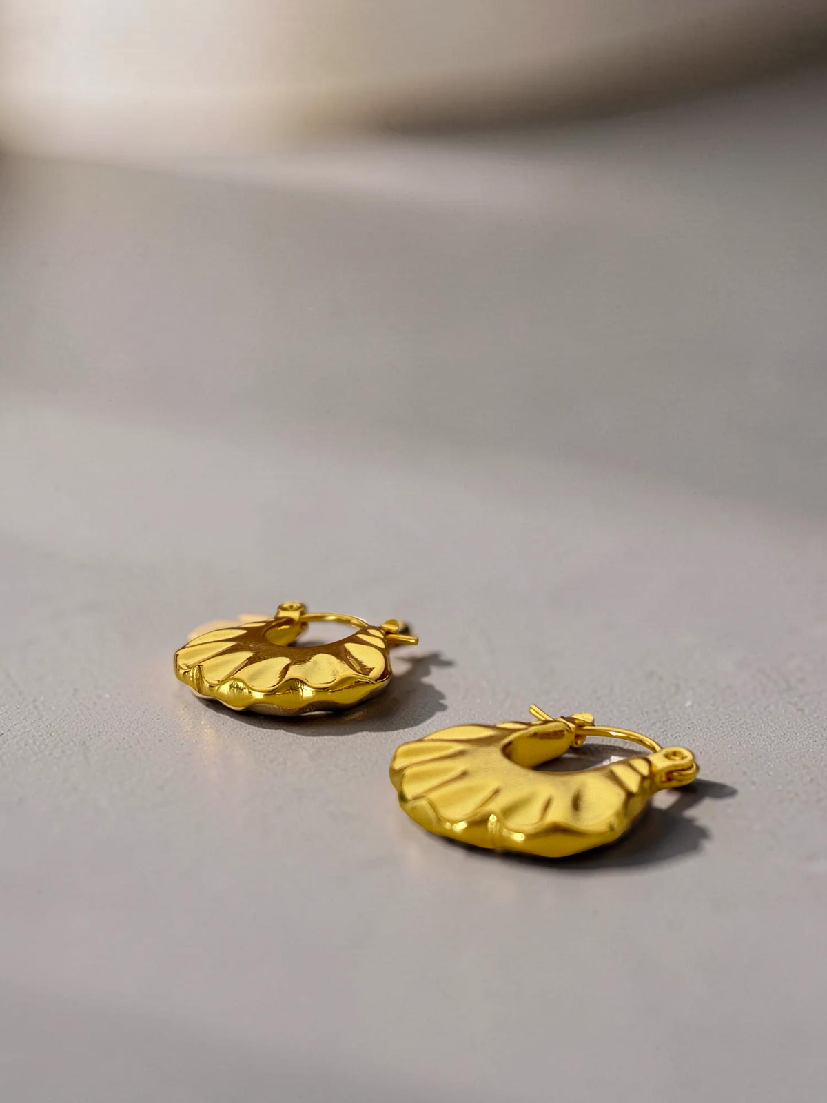 VELINE Creolen | Minimalistische Ohrringe | Vielseitige Ohrringe | 18k